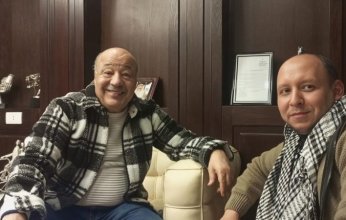 حجاج عبد العظيم لـ«خليجيون»: عادل إمام «مؤسسة».. ومشاهير «السوشيال ميديا» نفسهم قصير