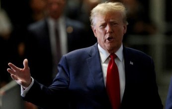 بالفيديو: رجل كردي يصفع ترامب على قفاه.. إليك الحقيقة