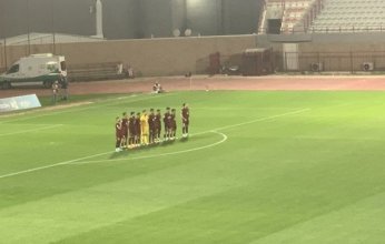 مشهد عجيب بالدوري الكويتي.. الحكم يطلق صافرته واللاعبون يرفضون لمس الكرة