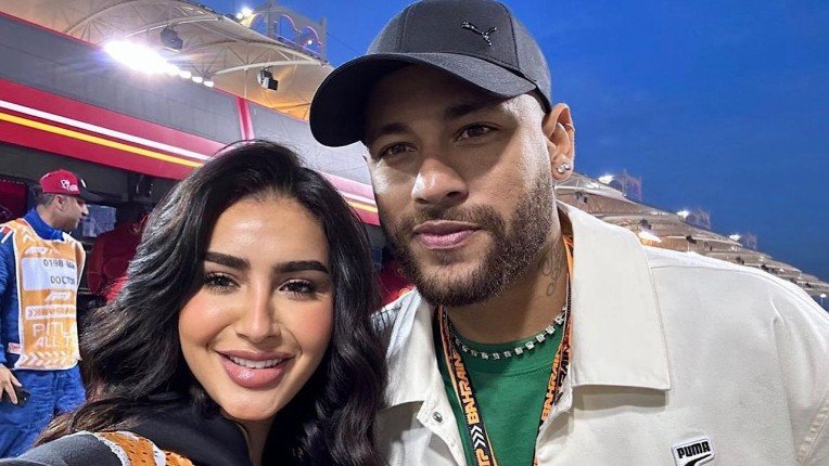 منيه الصانع مع نيمار. الإنترنت