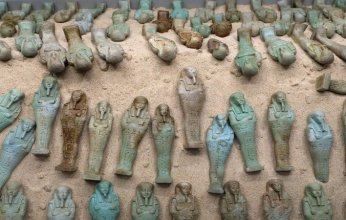 مصر تضبط شخصا بحوزته 500 قطعة أثرية