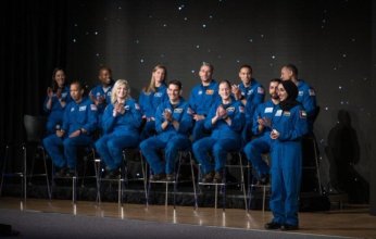 الإماراتية نورا المطروشي تغازل القمر