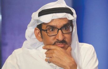 عبد الله السدحان يتعرض للانتقادات بسبب الهوت شورت والتدليلك