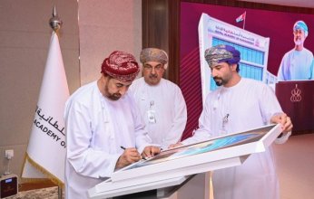 الأكاديمية السلطانية العمانية للإدارة تستعرض خططها الاستراتيجية
