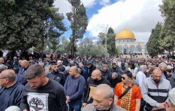 عشرات الآلاف من الفلسطينيين يؤدون صلاة الجمعة في المسجد الأقصى المبارك