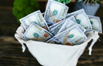 الدولار يسجل أكبر مكاسبه خلال شهر