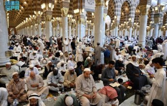 بالصور.. بهجة إفطار رمضاني بجوار قبر الرسول