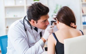 «احتداد السمع» يحرم امرأة من سماع ضحكة أطفالها