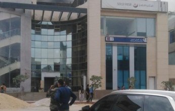 شاهد.. حريق هائل يلتهم مجمع بنوك في القاهرة