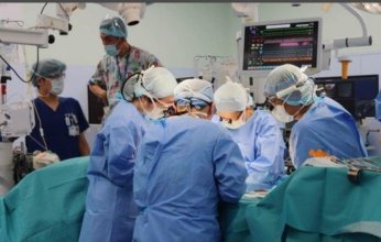 الجد والأب تبرعا للحفيد.. نجاح أول عملية متزامنة لزرع أعضاء في العالم