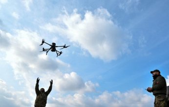 شاهد: درون روسي يختطب مسيرة أوكرانية في الجو