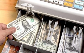 ارتفاع رسمي تاريخي في سعر الدولار أمام الجنيه ببنكي الأهلي ومصر بعد التعويم