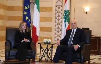 قبلات محرجة لرئيس وزراء لبنان في استقبال نظيرته الإيطالية (فيديو)