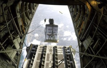 هل سقطت مساعدات جوية على إسرائيل بدلاً من غزة؟