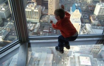 سقط من الطابق العشرين.. وفاة مأساوية لطفل آسيوي في الشارقة