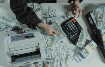 الدولار يهوي مجددا في البنوك والسوق السوداء بمصر