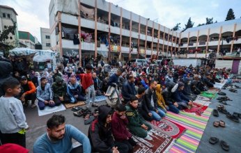 الفلسطينيون يؤدون صلاة العيد على أنقاض المساجد