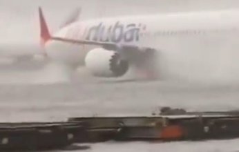شاهد.. طائرة تتحرك فوق السيول بمطار دبي