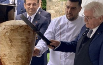 رئيس ألمانيا يحمل سيخ شاوما 60 كيلوغراما على طائرته.. ما السر؟