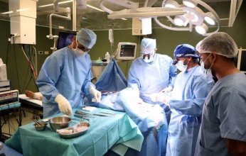 أطباء كويتيون يجرون عمليات جراحية في غزة (صور)