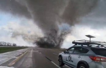 مشهد مرعب من كاميرا هاتف لإعصار قوي يضرب أميركا