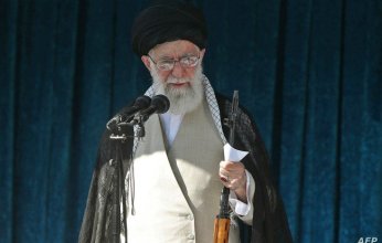 شاهد.. خامنئي يحمل بندقية في خطبة العيد