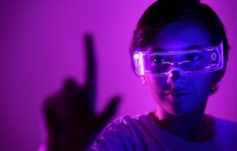 الذكاء الاصطناعي القابل للارتداء من النظارة إلى دبوس مغناطيسي