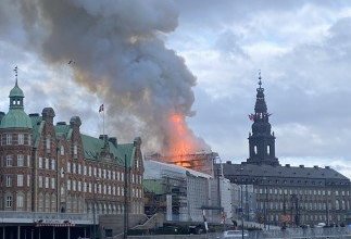 النيران تلتهم مبنى بورصة كوبنهاغن المشيد في القرن السابع عشر