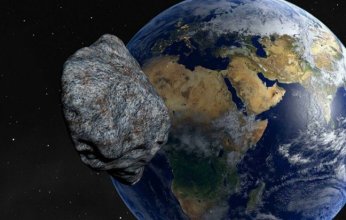 كويكب بحجم السيارة يمر قرب الأرض