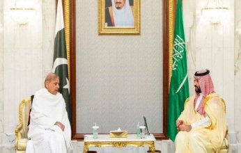 على عكس البروتوكول.. شاهد رئيس وزراء باكستان يقابل بن سلمان بطريقة غير مألوفة