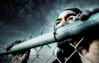 من البوابة الرئيسية.. جندي يقود أغرب عملية هروب جماعي من السجن بالعالم