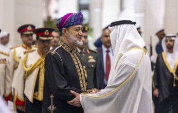 سلطان عمان يرفض مصافحة محمد بن زايد.. القصة كاملة
