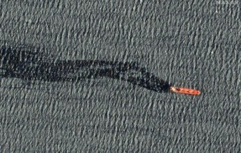 رسالة دعم إيرانية في مسقط.. وصواريخ الحوثي تقصف