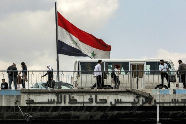 العلم السوري في وسط دمشق. (أ ف ب)