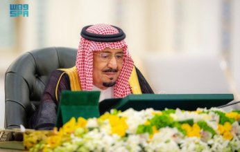 شاهد.. العاهل السعودي يترأس اجتماعًا للحكومة بعد إعلان مرضه