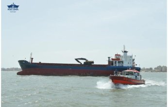 إنقاذ سفينة بضائع من الغرق في قناة السويس (صور)