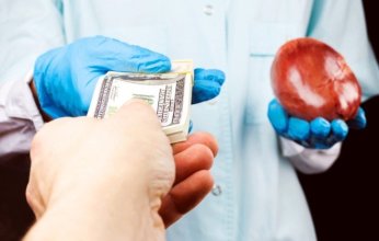 جريمة تهز الشارع المصري.. أم تخدر ابنها لبيع اعضائه