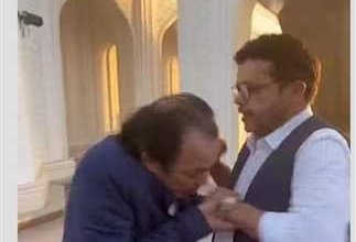علاء مرسي يثير الجدل بعد تقبيله يد محمد هنيدي