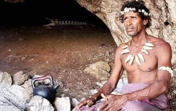 «أهل الكهف الجدد».. يمني يعيش 5 عقود في حياة بدائية