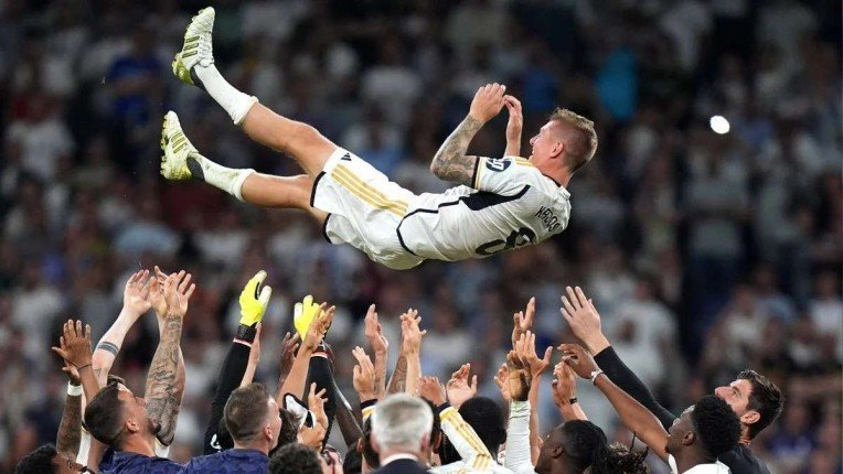  جماهير ريال مدريد تودع النجم الألماني توني كروس في ملعب سانتياغو برنابيو. لحظة مؤثرة في تاريخ النادي الملكي