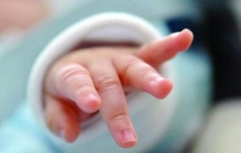 طبيب نساء مصري يلقي رضيعاً في القمامة.. ووزارة الصحة تتدخل