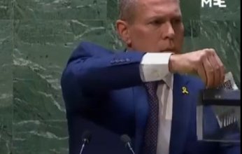 شاهد.. سفير إسرائيل يمزق ميثاق الأمم المتحدة