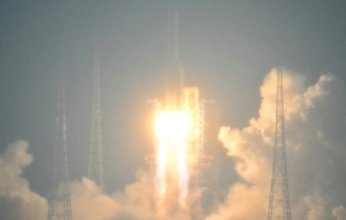 المسبار الصيني يهبط على سطح القمر