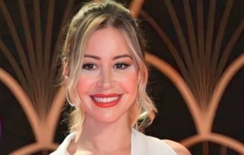 نور الشريف يزور فنانة مصرية يوم عرفة.. وابنته ترد