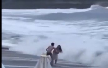رعب السوشيال ميديا.. أمواج تبتلع فتاة على شاطئ روسي (فيديو)