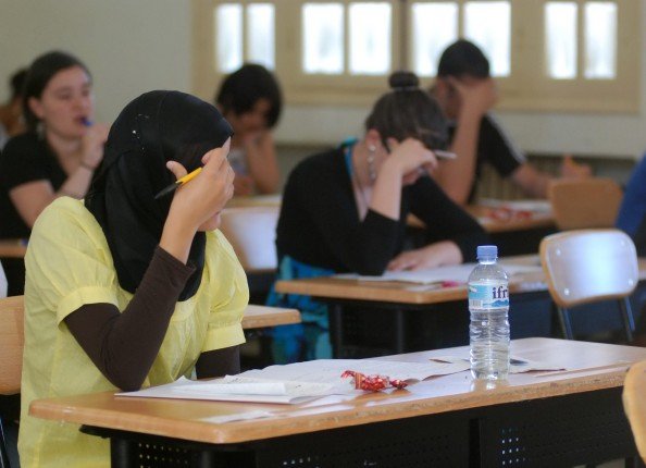الجزائر تلاحق الغش في الامتحانات بـ«قطع الإنترنت».. سخرية وتساؤلات الجزائر تلاحق الغش في الامتحانات بـ«قطع الإنترنت».. سخرية وتساؤلات