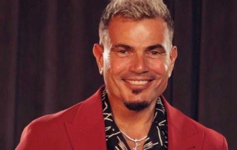 عمرو دياب يجبر معجب للتصوير معه.. بعد واقعة الصفعة