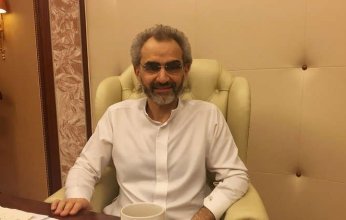 الوليد بن طلال يفاجئ بائعة شاي بـ«هدية غالية»