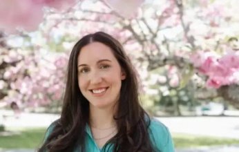 نصف مليون دولار راتب شابة اميركية «أونلاين»