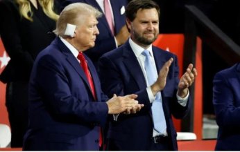 ترامب وصل مؤتمر الجمهوريين «مضمد الأذن».. وبايدن يقر بخطأ